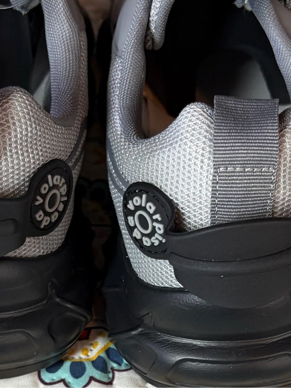 Light Gray Athletic Sneakers with Yellow Accents – Men's Performance Trainers